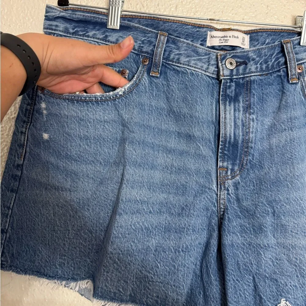 Abercrombie & Fitch the baggy low rise Light Blue denim Jean Shorts size 33/16